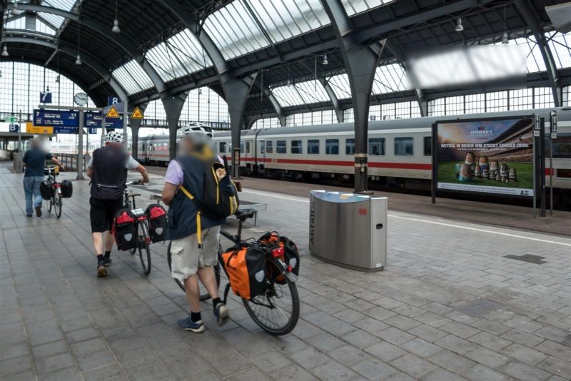 Hbf, Zw.-Bstg., Gleis 8, 1. Sto.