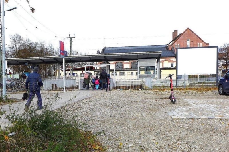 S-Bf Riem, Bahnhofsvorplatz, Fußgänger-UFG. re.