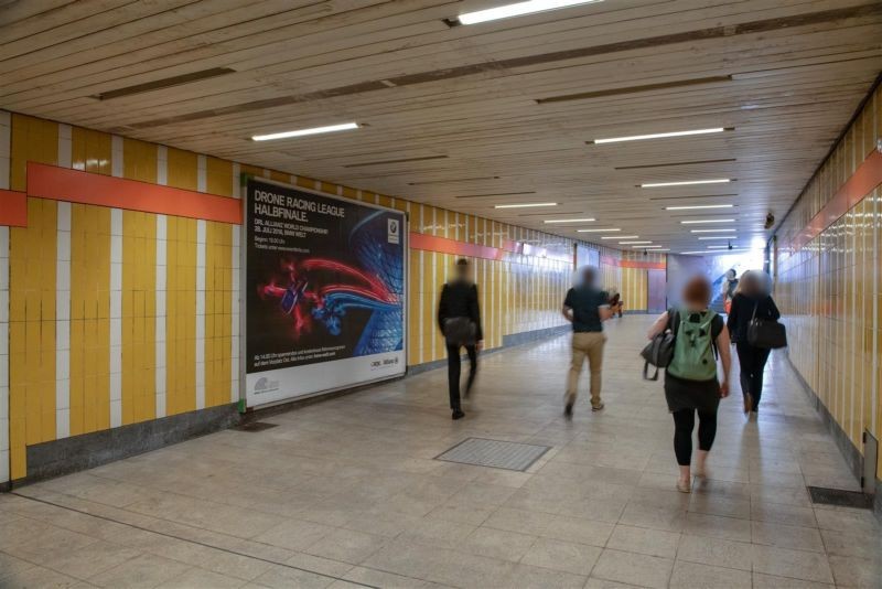 Petuelring Durchg. mi. li. zum Ausg. Riesenfeldstr