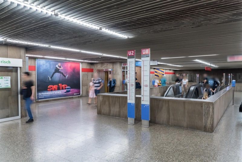 Theresienstr./Schalterhalle nb. Lift links