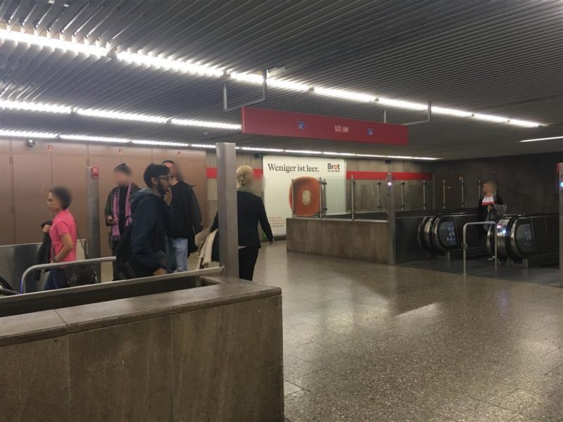 Theresienstr./Schalterhalle nb. Lift rechts