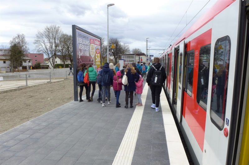 S-Bf Poing, Bstg., Gl. 1, Ri. Erding, 2. Sto.