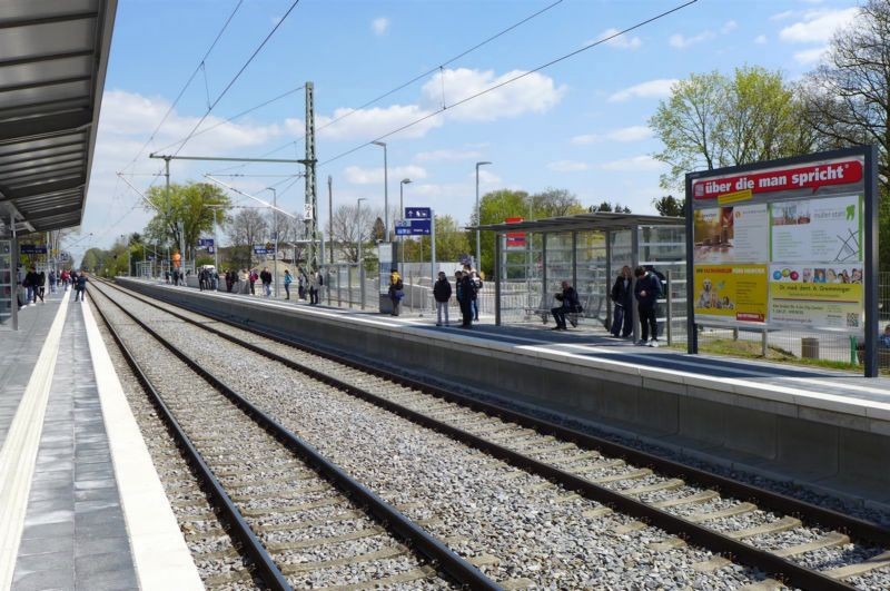 S-Bf Poing, Bstg., Gl. 1, Ri. Erding, 3. Sto.