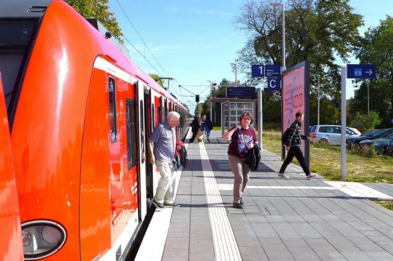 S-Bf Poing, Bstg., Gl. 1, Ri. Erding, 1. Sto.