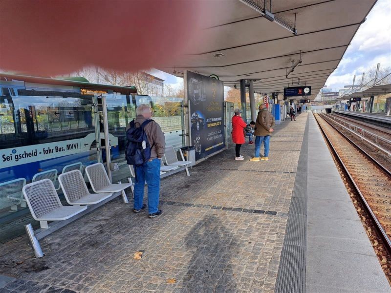U-Bf Hochbrück/Bahnsteig mi. U-Bahn-Seite/Gl 2