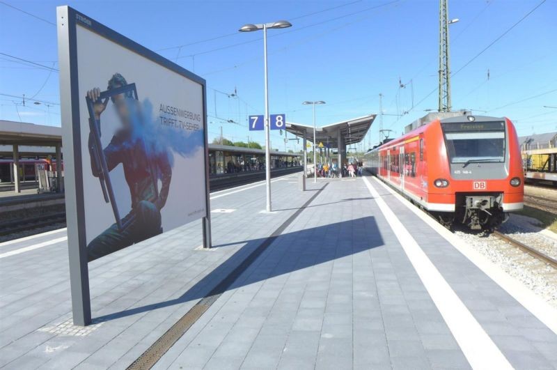 Hbf, Bstg., Gleis 8, 1. Sto. 01