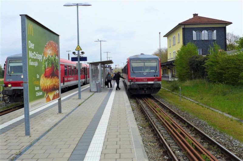 Bf, Bahnhof, Bstg. Gleis 2, 1. Sto.