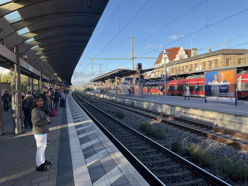 Bf., Bstg., Gleis 2/3, 1. Sto., Sicht Gl. 4