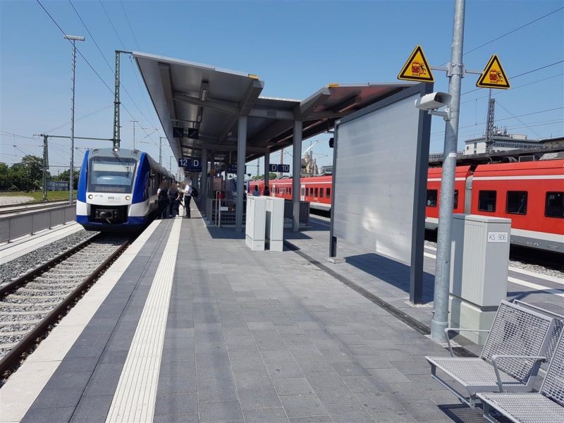 Hbf, Bstg., Gleis 12, 2. Sto. 01