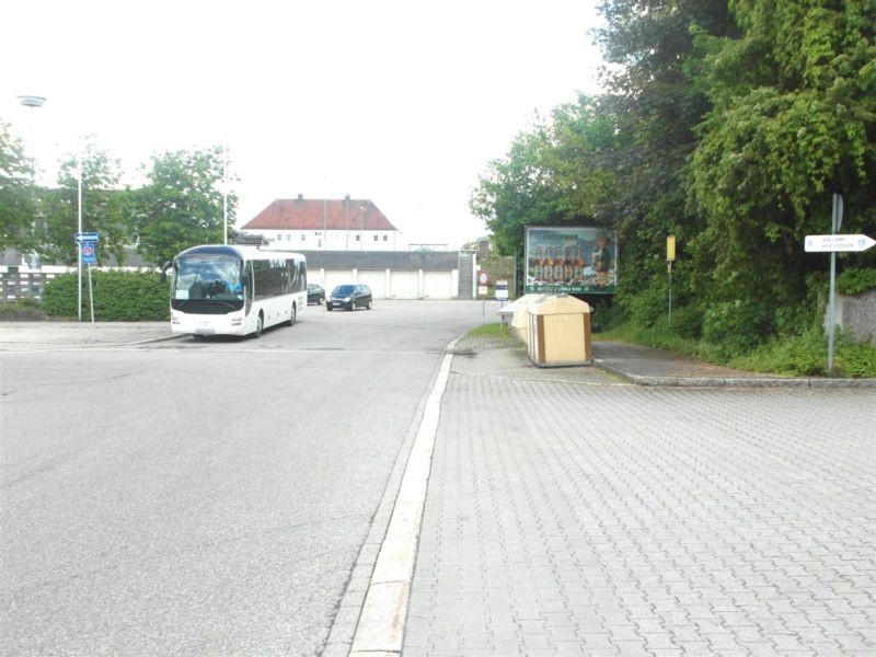 Am Bahnhof re.