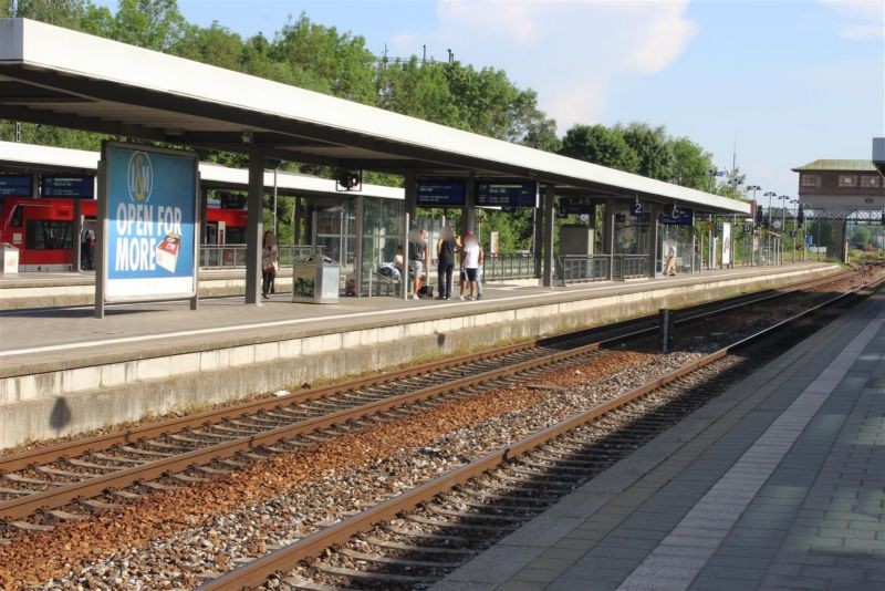 Bf, Bstg., Gleis 2, 1. Sto.
