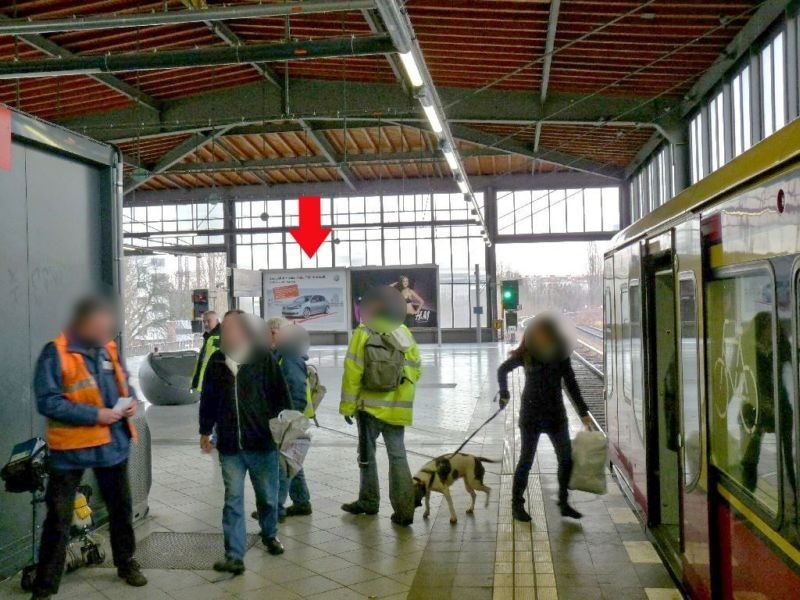 S-Bf Schöneberg,Bstg. vor Stirnwand,li.