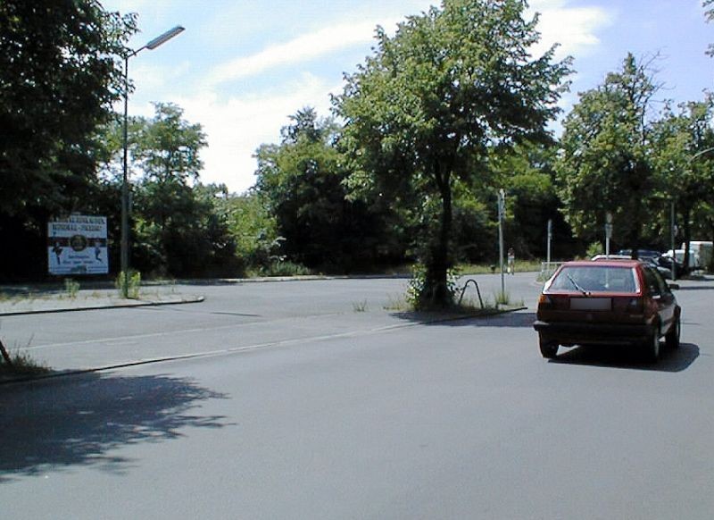 Jesse-Owens-Allee Nh. Flatowallee