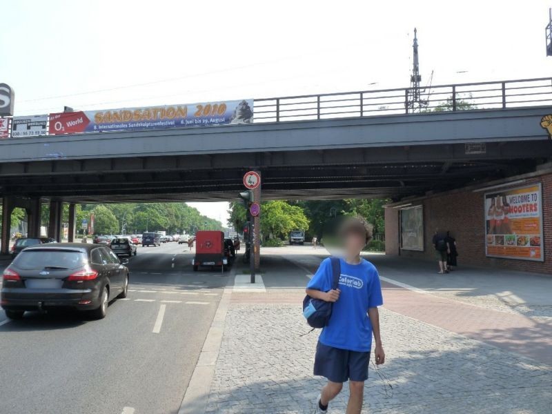 Str. des 17. Juni Ri.Siegessäule geg. Bachstr. re.