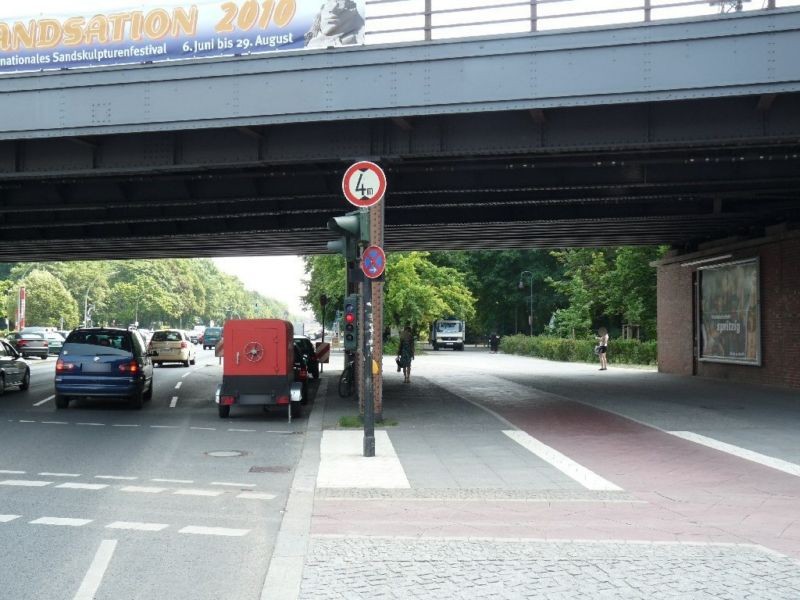 Str. des 17. Juni Ri.Siegessäule geg. Bachstr. li.
