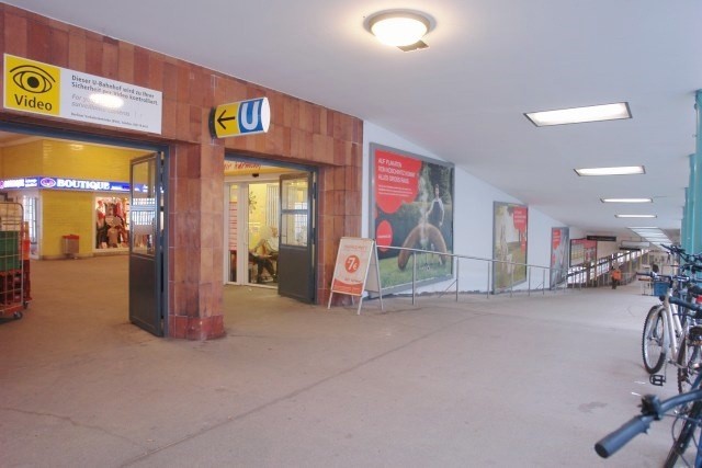 Onkel-Tom-Str./U-Bf Onkel-Toms-Hütte/Eing. re.