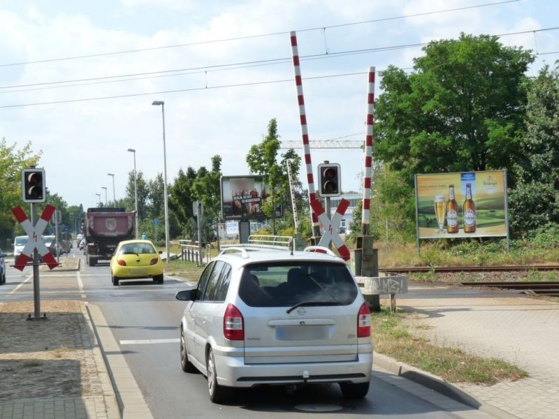 Merzdorfer Weg Ri. Stadtring re. Bahnüberg.