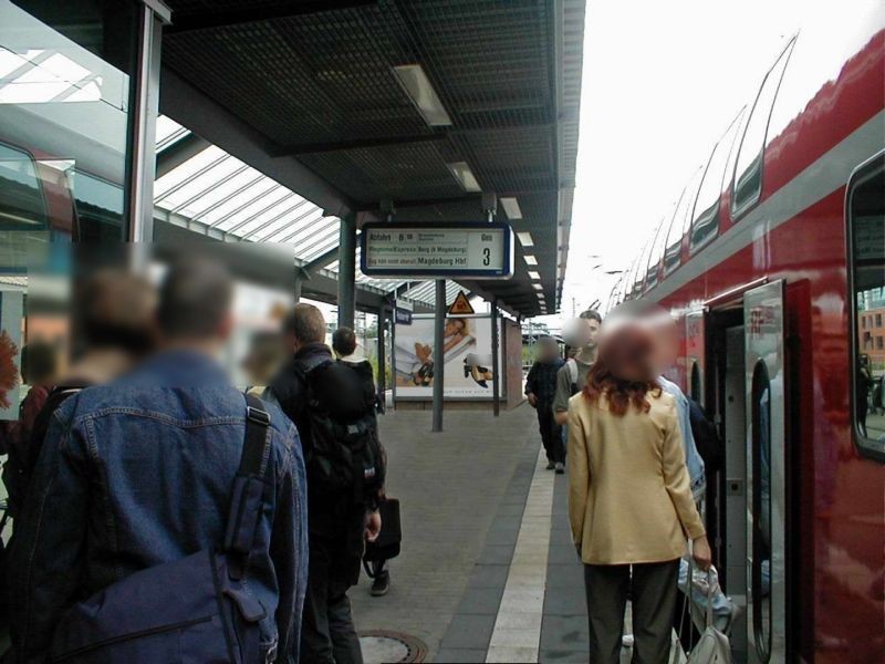 Hbf, Bstg. 1/3 quer am Aufzug