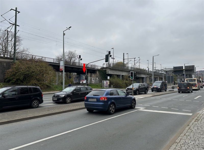 Paradiesstr./DB-Brücke, li., Ri.Knebelstr.