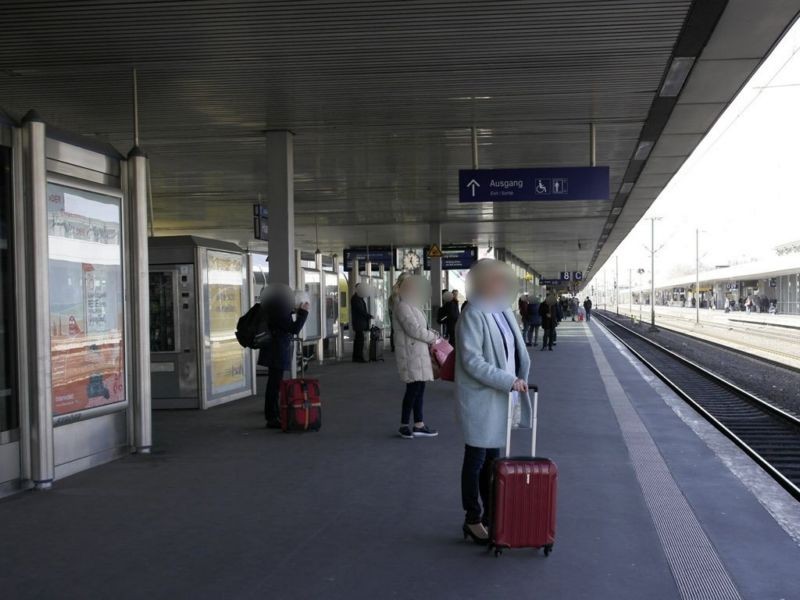 Hbf, Bstg., Gl. 8B, Wartehaus außen
