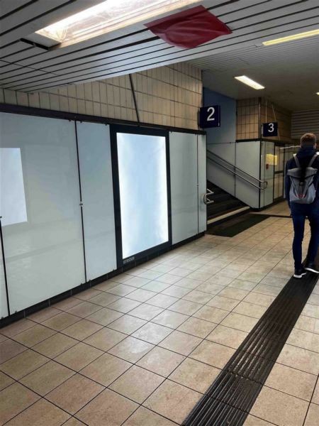 Hbf, PU, li. neb. Treppe zu Bstg. 2/3