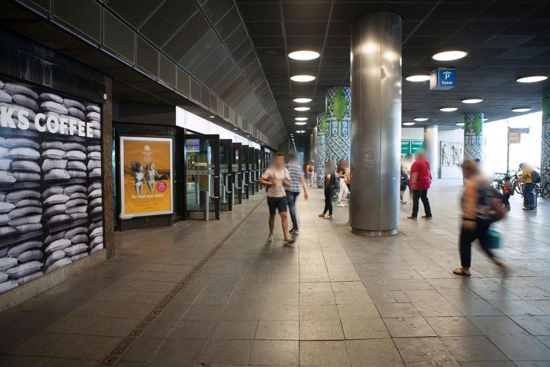 Hbf, OstEing,li. vor GLasanl./Tabakwarengeschäft