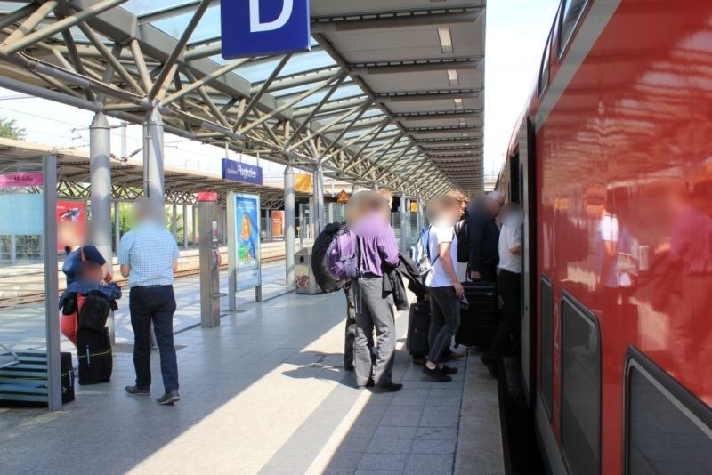 Flughafen Fernbf, Bstg., Gleis 4