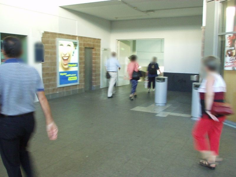 S-Bf Benrath,Zugang zu den Bstg.,links