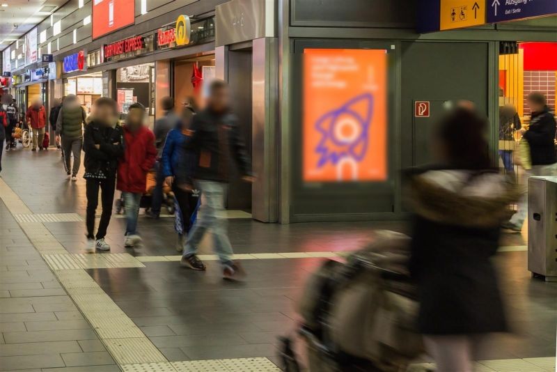 Hbf, EH am Fahrstuhl zu Gl. 4-6/li. neb. Bäckerei