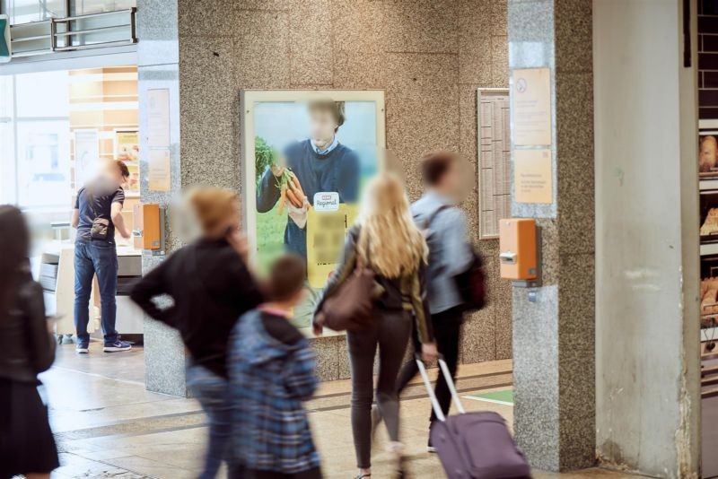 Hbf, B-Passage, Zugang Gleis 11, Seite Treppe