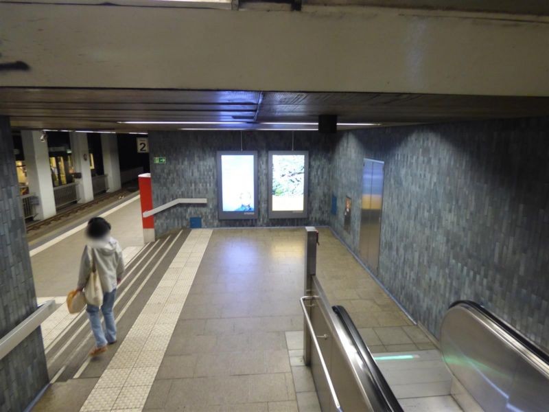 U-Bf Neusser Str./Gürtel, Zug. Gl.2 u. li.