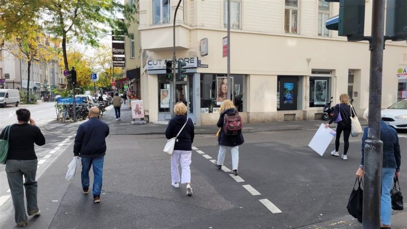 Neusser Str. 201/re.