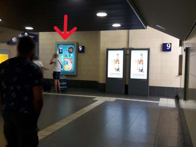 Hbf, Bstg.-Ufg.,Stirnwand, Gl. 8/9, 1 Sto.