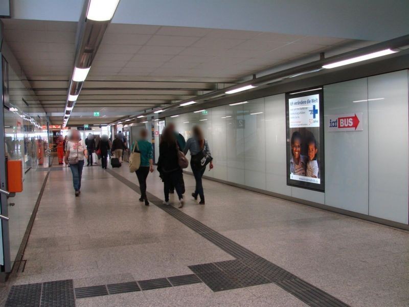 Hbf, Nordtunnel Ri. City, geg. Aufg. Gl.8/4,re.