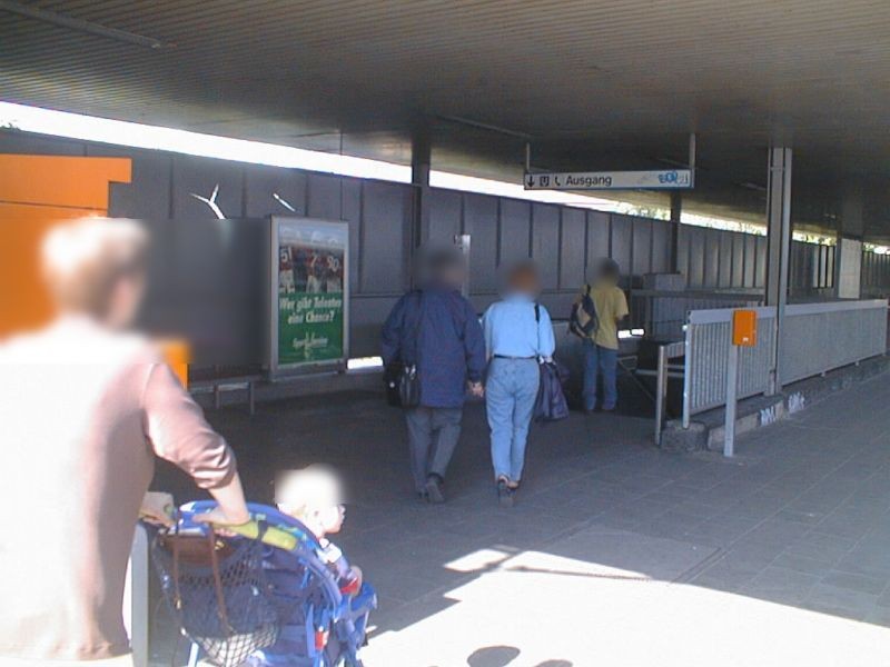 S-Bf Stadthaus, Bstg. Gleis 2, Glaswand, Ausg. li.