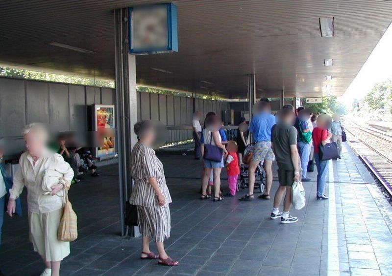 S-Bf Stadthaus, Bstg. Gleis 1, Glaswand, Ausg. li.