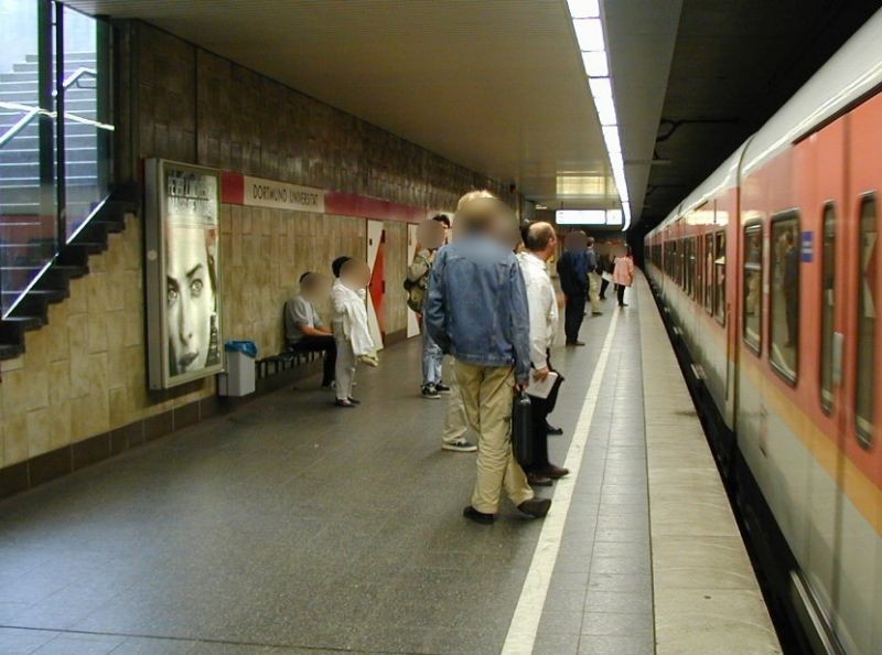 S-Bf Universität, Bstg., Gleis 1, 1. Sto.