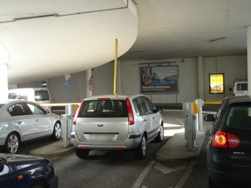 Flughafen Ausf./Ebene 0 geg. Schranken