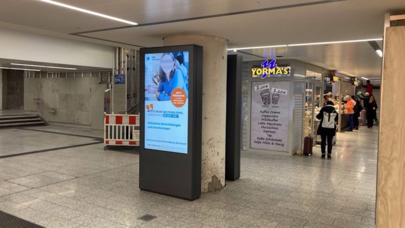 Hbf,Überg.z.U-Bahn,Säule6 m.Bild z.U-Bahnabg.