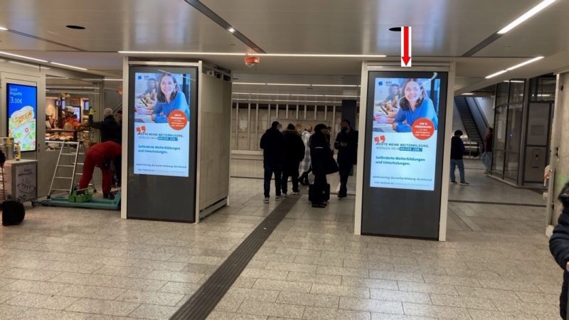 Hbf,Überg.z.U-Bahn,Säule1 m.Bild z.U-Bahnabg.