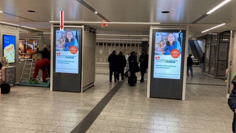 Hbf,Überg.z.U-Bahn,Säule2 m.Bild.z.U-Bahnabg.