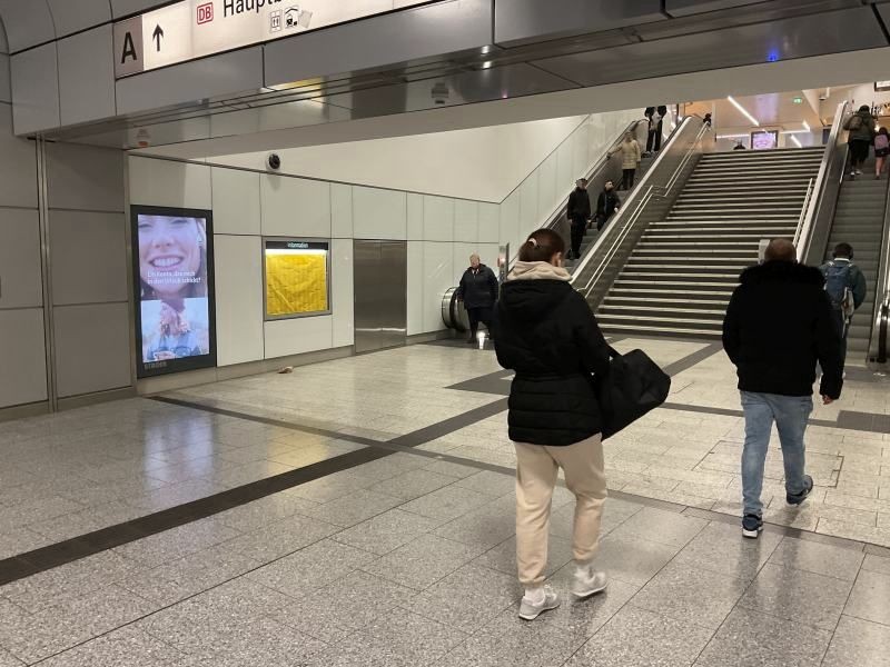Hbf., Verbindung von U-Bahn zu DB, li. vor Tr.