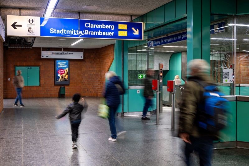 U-Bf Hörde, VTE Süd, re. v. Ausg. Sparkasse