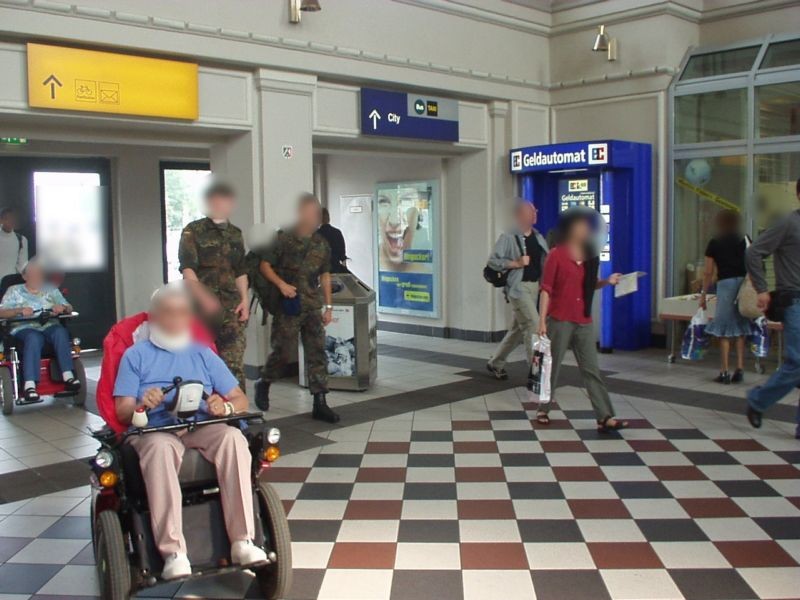 Bf, Hauptzugang, Ri. Bstg., links