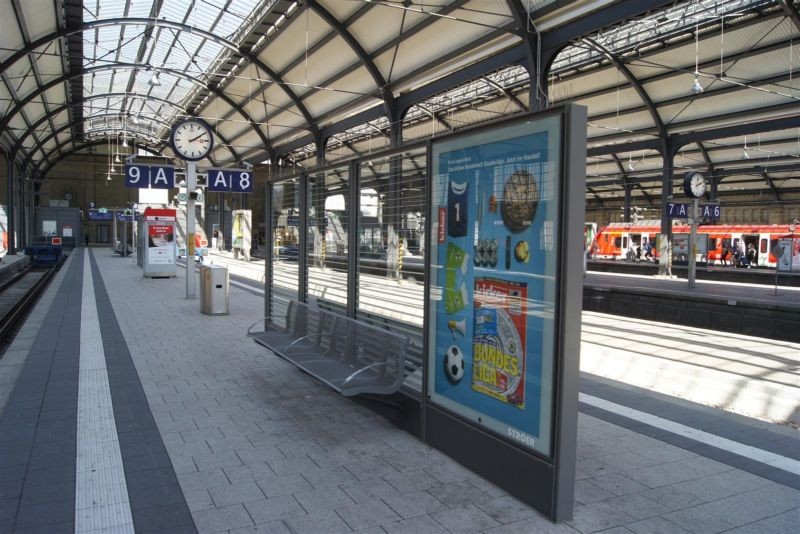 Hbf, Bstg., Gl. 9, 1.Sto., in Sitzmöbel integriert