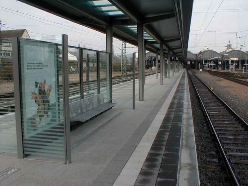 Hbf, Bstg., Gl. 8, 1.Sto., in Sitzmöbel integriert