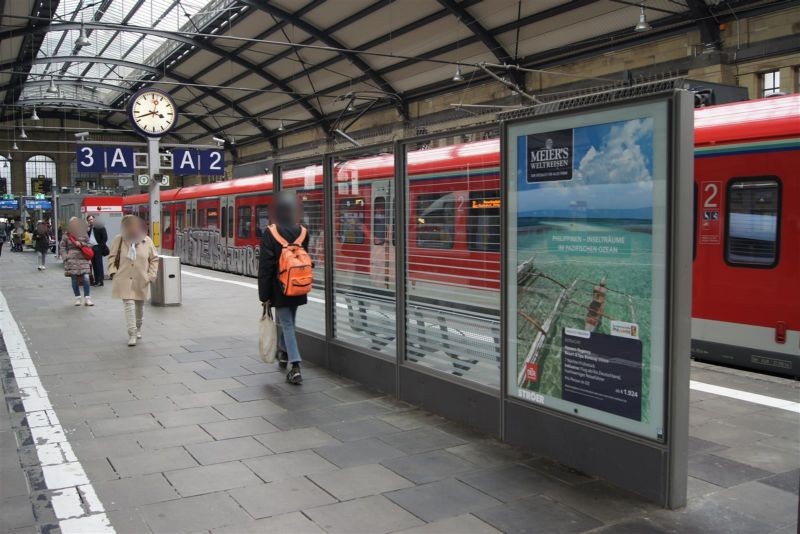 Hbf, Bstg., Gl. 3, in Sitzmöbel integriert