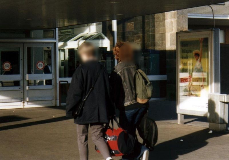 Hbf, am Eingang, Seite Taxistand, Si. Eingang