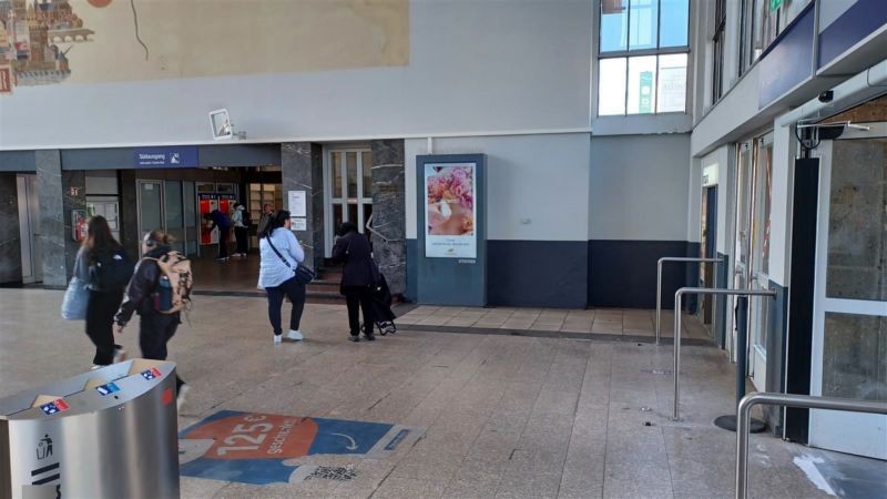 Hbf, EH, links neben Ausgang zum Vorplatz