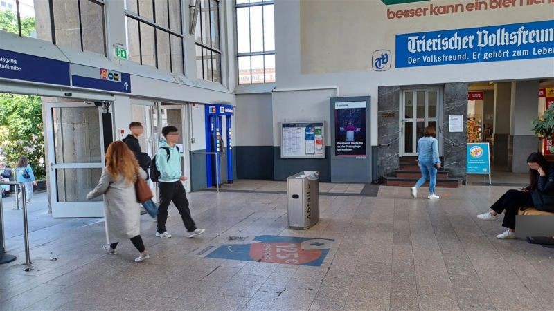 Hbf, EH, rechts neben Ausgang zum Vorplatz
